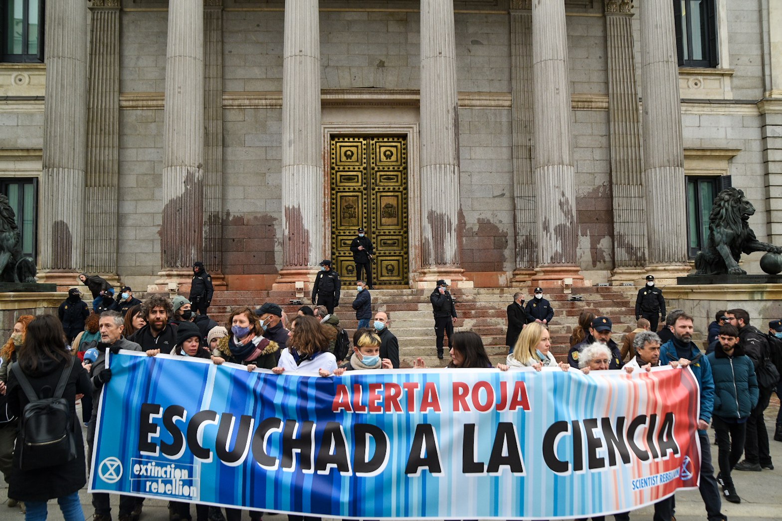 La Fiscalía pide cárcel para los activistas de Rebelión Científica que arrojaron pintura al Congreso