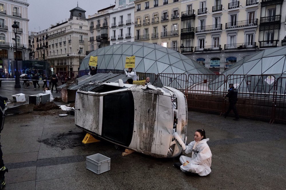 Greenpeace recrea un «desastre climático» para pedir el cese de los fósiles