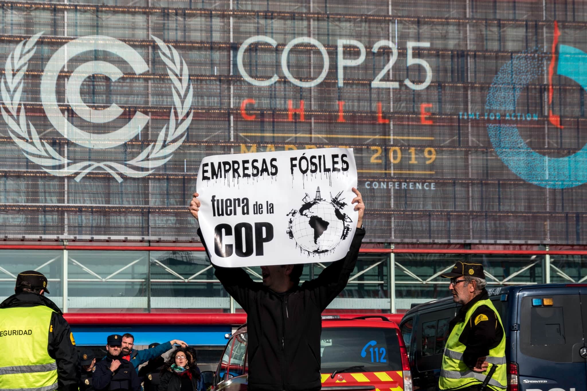 Acción de protesta en la COP 25 contra la presencia de empresas contaminantes