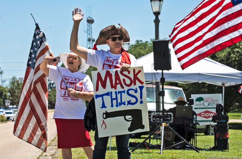 Manifestantes frente a la casa del Gobernador en Baton Rouge el 2 de mayo. Julie Dermansky.