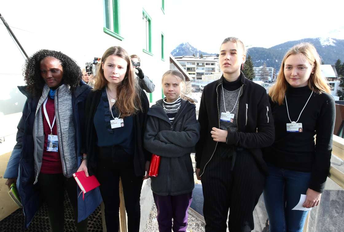 Vanessa Nakate recortada de una foto en Davos en la que era la única persona negra