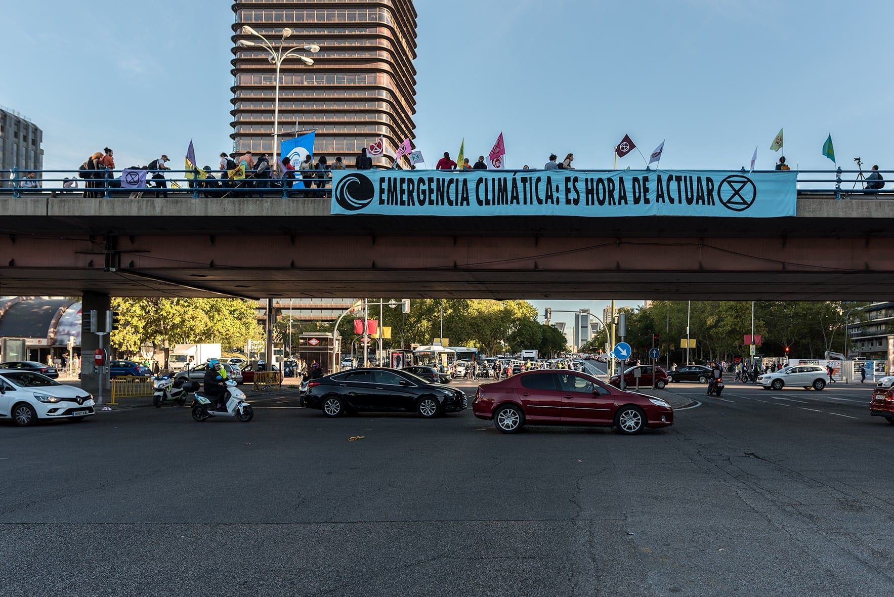 Cientos de activistas por el clima cortan el tráfico en Madrid y protestan frente al Ministerio para la Transición Ecológica