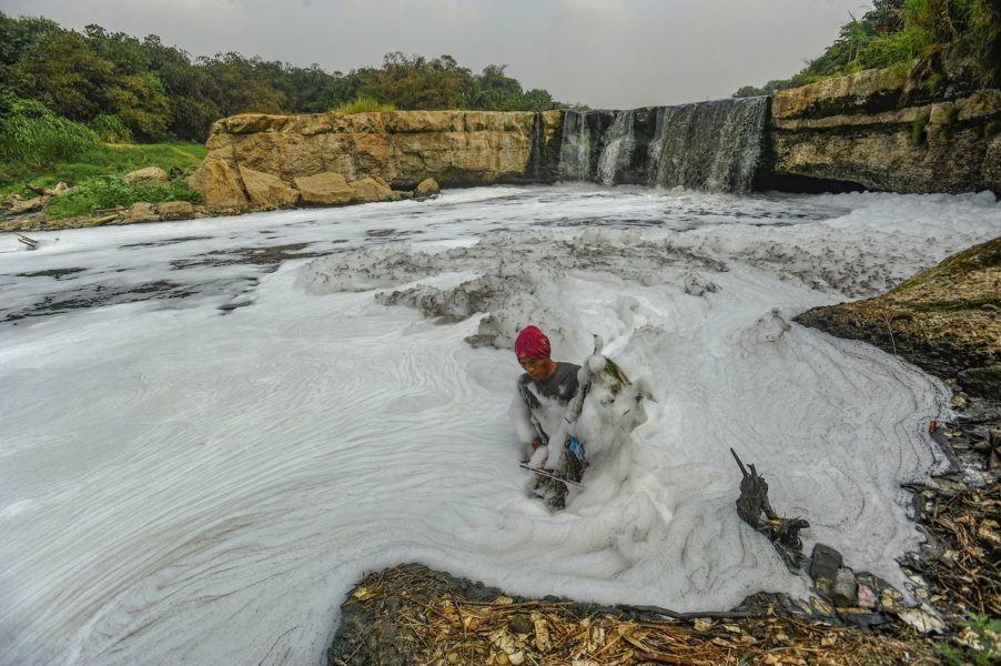 «Contaminación en el río Cileungsi», de Arie Basuki (Indonesia)
