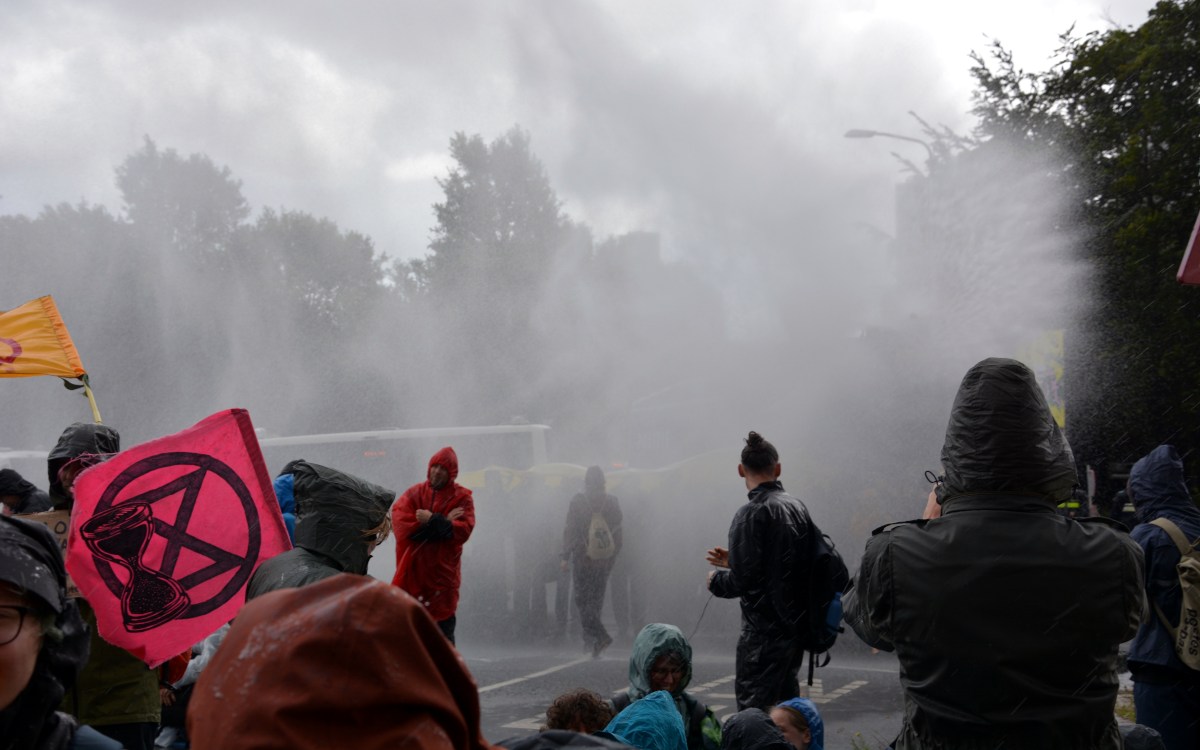 La policía de Países Bajos detiene a Greta Thunberg por bloquear una carretera en La Haya