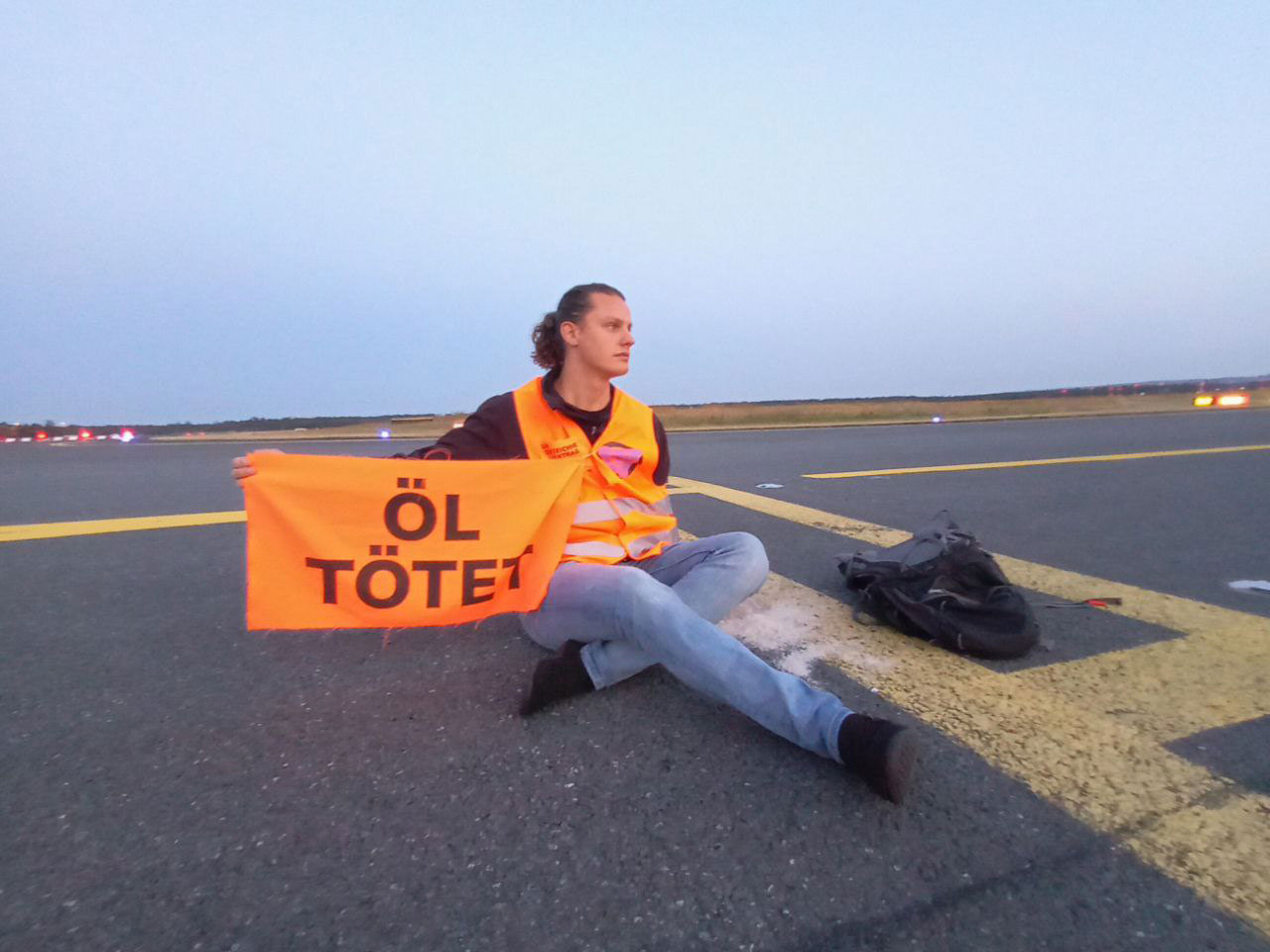 Detenidos ocho activistas climáticos que irrumpieron en las pistas del aeropuerto de Fráncfort