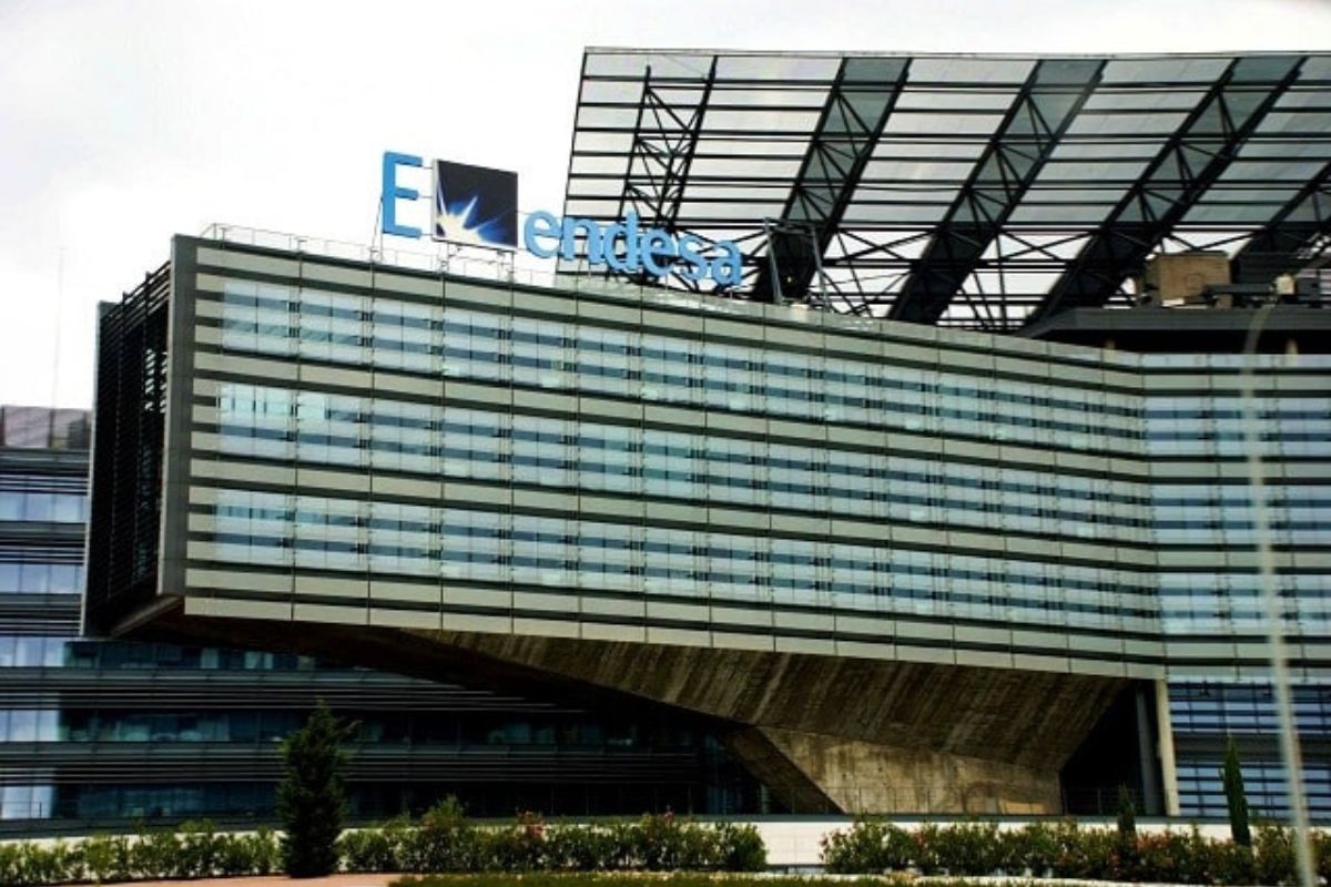Las empresas más dañinas para el clima van al cole: los programas de educación ambiental de Endesa