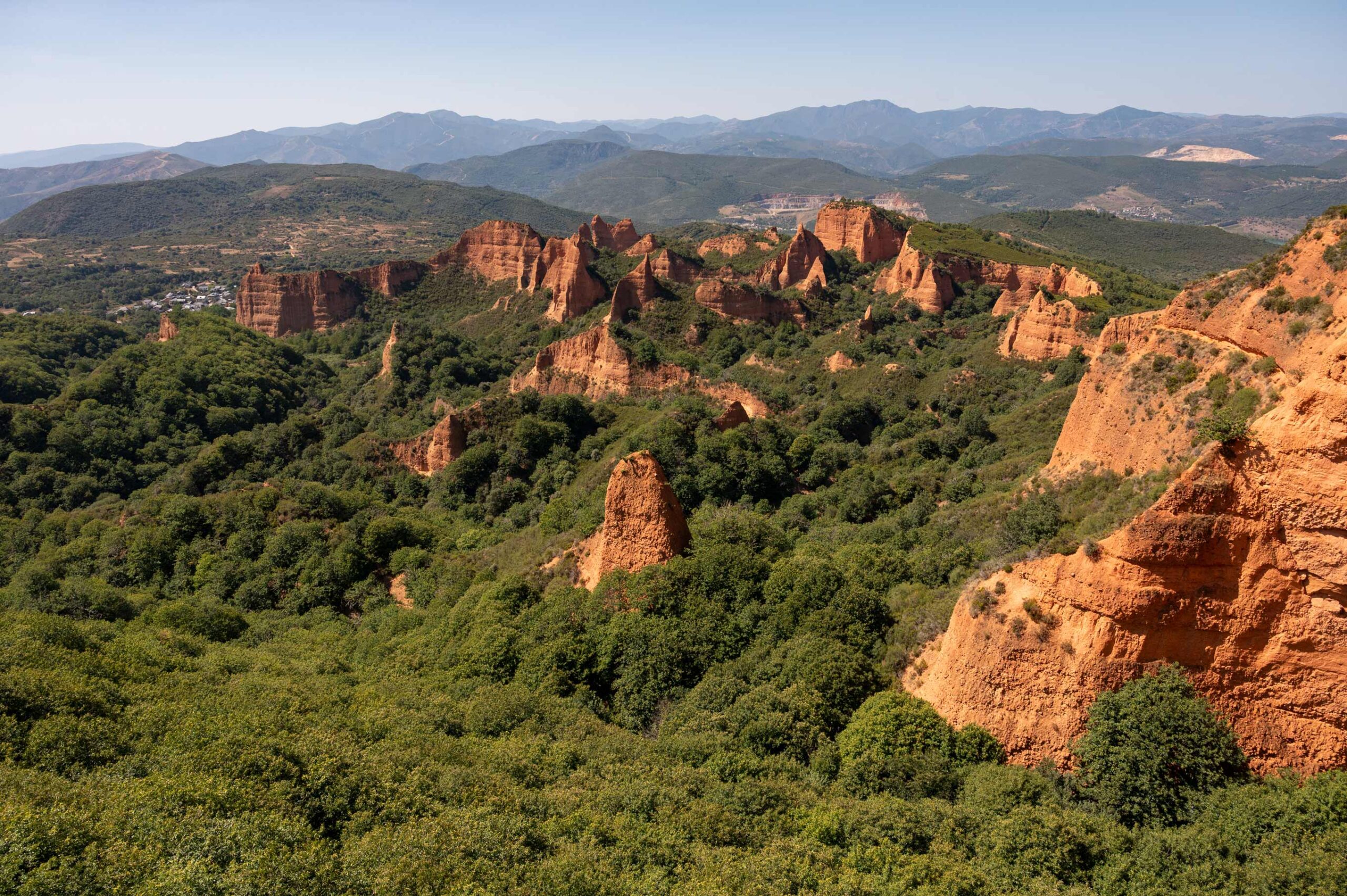 Vecinos afectados por el incendio de Las Médulas regresan a sus casas, algunas afectadas por las llamas