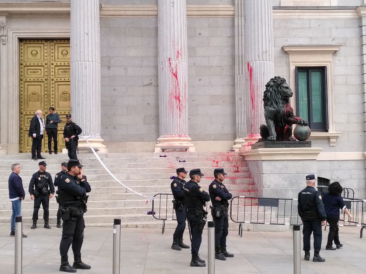 Sin pena de cárcel para los activistas que arrojaron pintura atemperada al Congreso