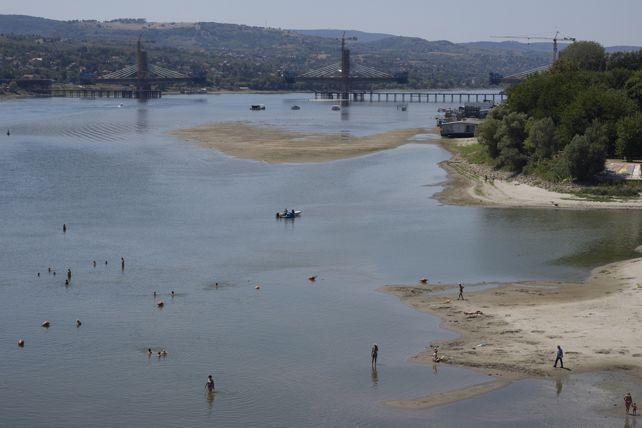 El Danubio se seca: crisis energética, navíos varados y vestigios del pasado al descubierto