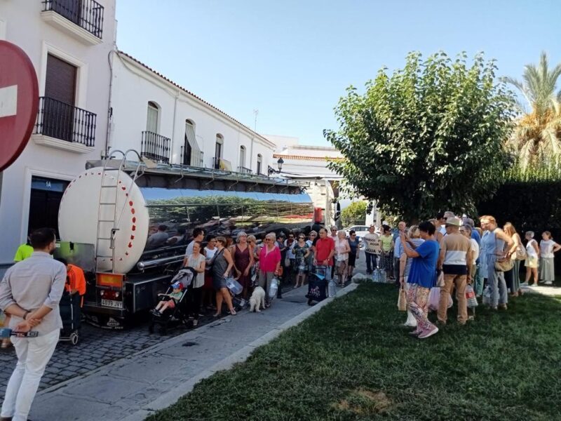 Vecinos de Villanueva de Córdoba esperan junto a un camión cisterna para llenar sus garrafas de agua potable. Foto: Daría Romero